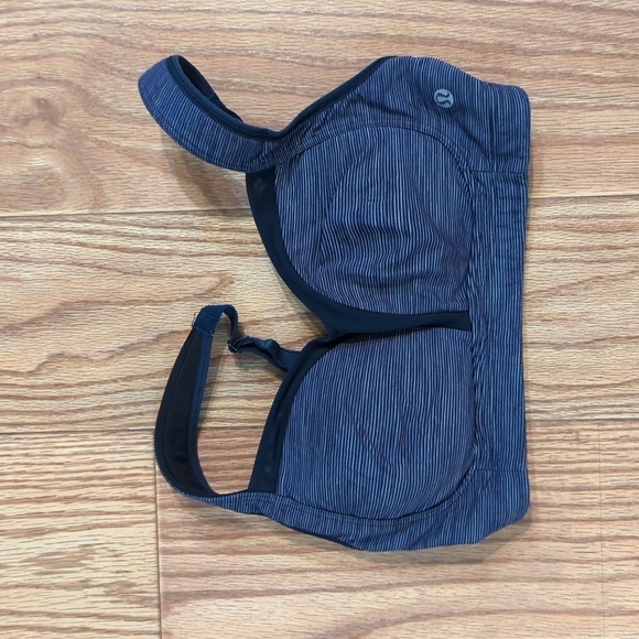 Lululemon Ta Ta Tamer Sports Bra Size Purple Stripe Underwire Padded Size 32DD - Picture 1 of 3